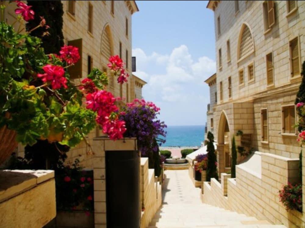 Andromeda Hill Apartments And Spa Tel Aviv Exterior photo